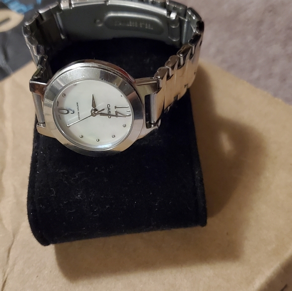 CASIO DAINTY WATCH - Picture 2 of 5